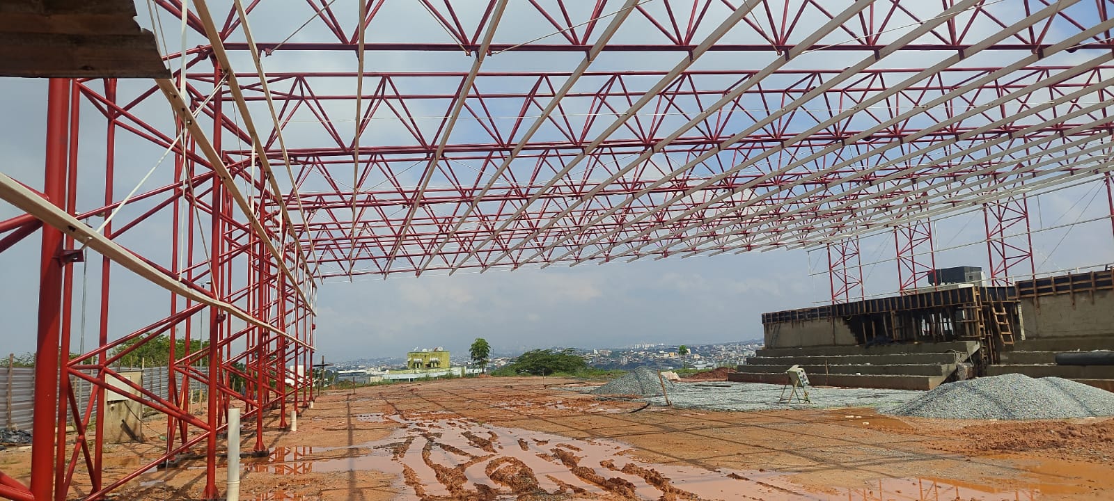 Detalhe da estrutura metálica montada em obra